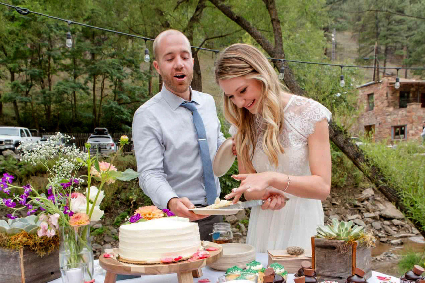 Married couple cutting the cake at their elopement