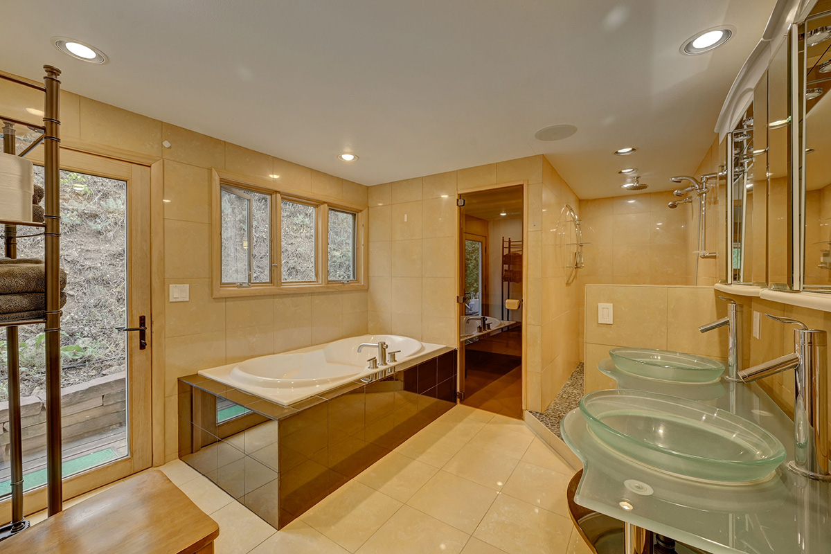 Master bathroom in home for rent near Boulder